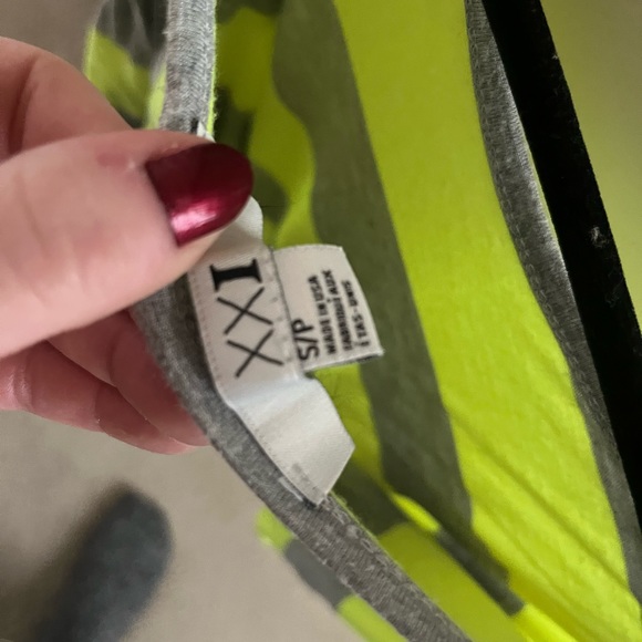 Open shoulder striped top! - Picture 2 of 3